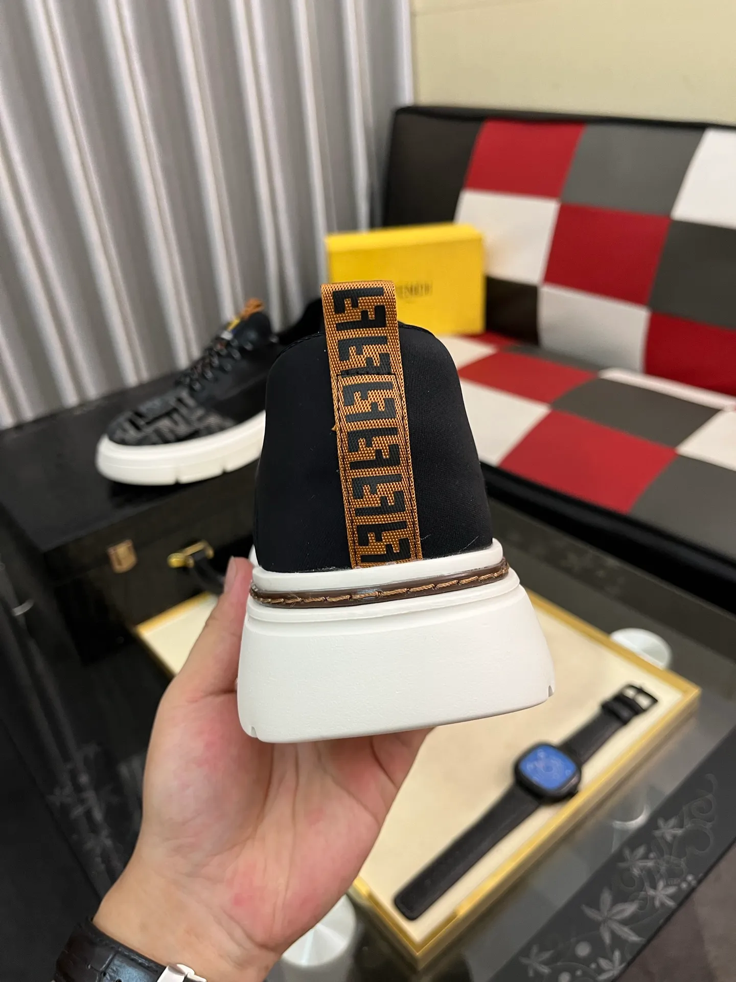 Men's Men's Shoes💰420⌚️⌚️[FENDI] Fendi's classic and comfortable men's, this complex sneaker is made of soft calfskin➕genuine leather lining➕original ultra-light rubber material with rough outsole. This unique light style is suitable for the casual and refined sensibility of this season. It is comfortable and natural on the feet. It is an everyday style for casual travel in autumn and winter! Code number: 38-442️⃣Colors available